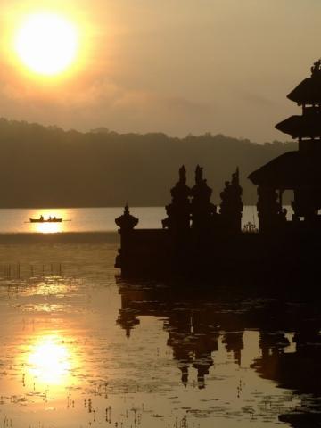 Sunrise at lake Bratan